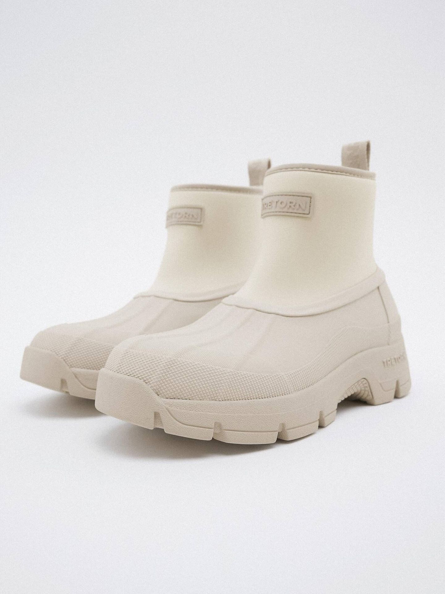Nueva colección de botas de agua y mochilas de Zara y Tretorn. (Cortesía/Zara)