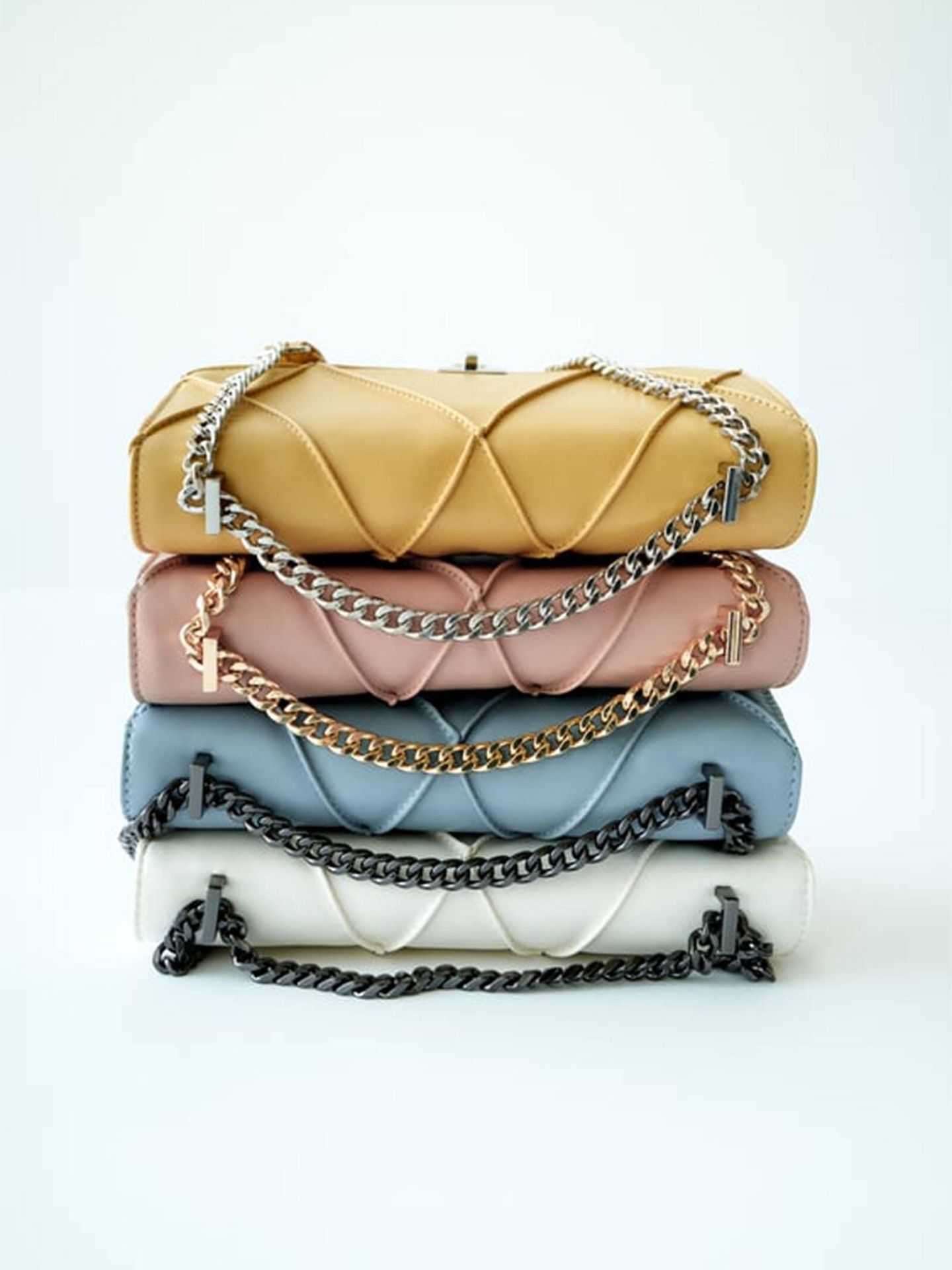En cuatro colores y rebajado: el bolso bandolera que será un nuevo éxito viral. (Zara/Cortesía)