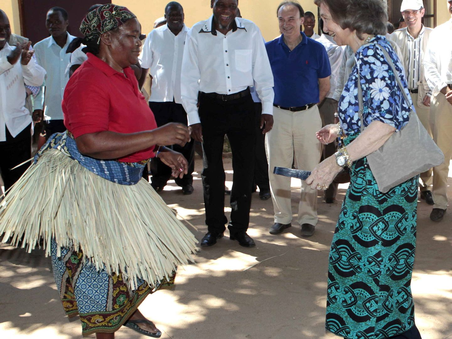 La reina Sofía, durante una visita a Mozambique en 2013. (EFE)