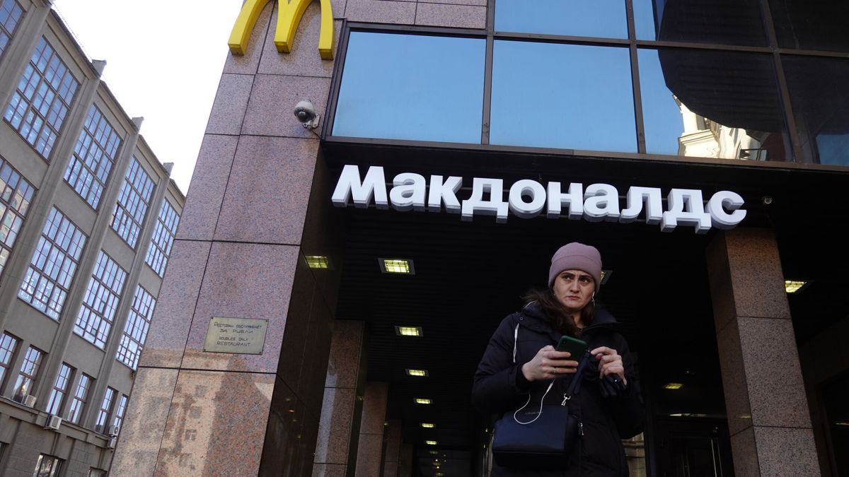 McDonald's abandona Rusia tras 30 años de actividad y venderá su negocio 