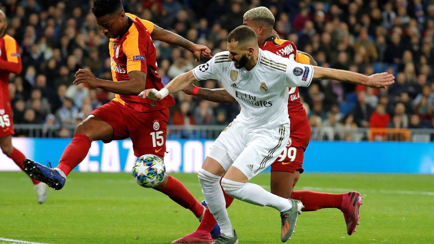 Benzema disputa un balón en el partido contra el Galatasaray. (EFE)