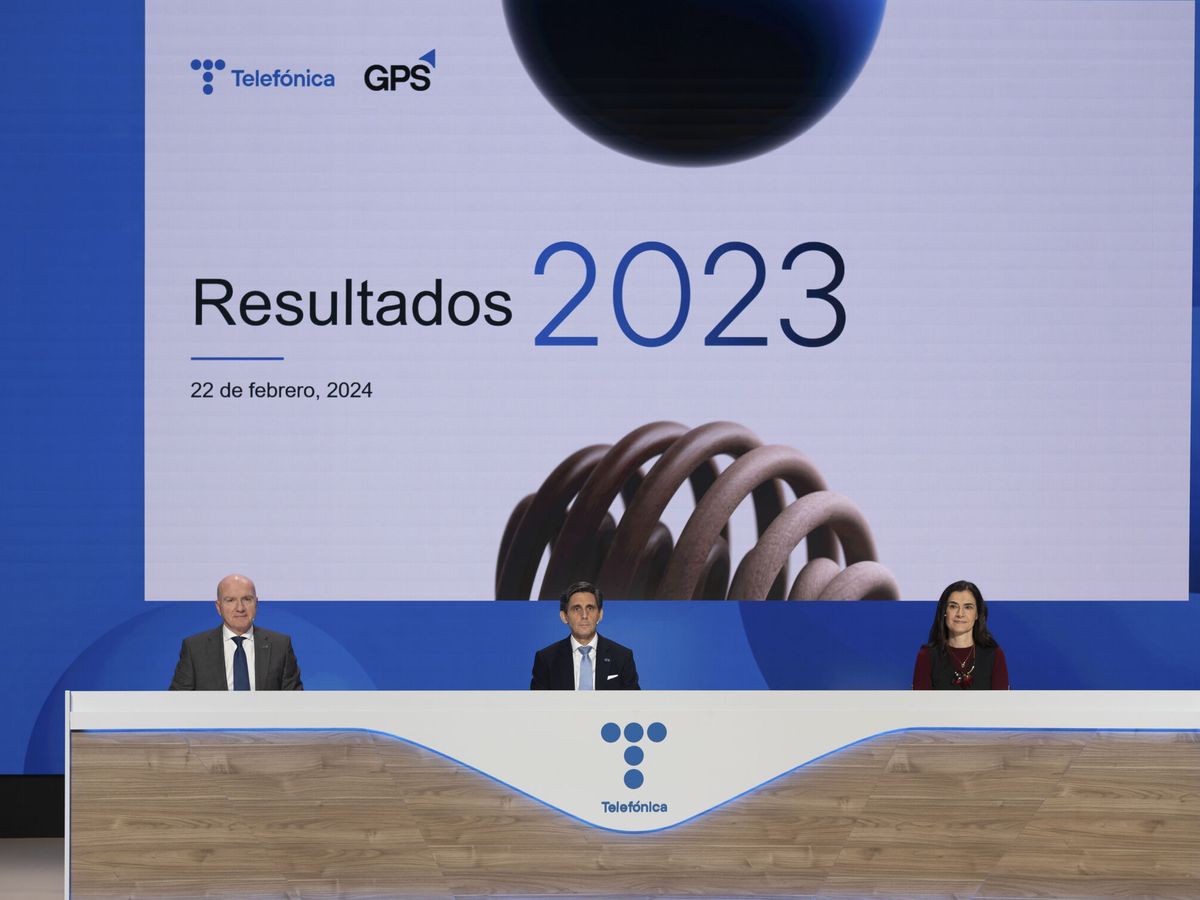 Foto: Los directivos de Telefónica presentan las cuentas de 2023. (EFE/Fernando Villar)