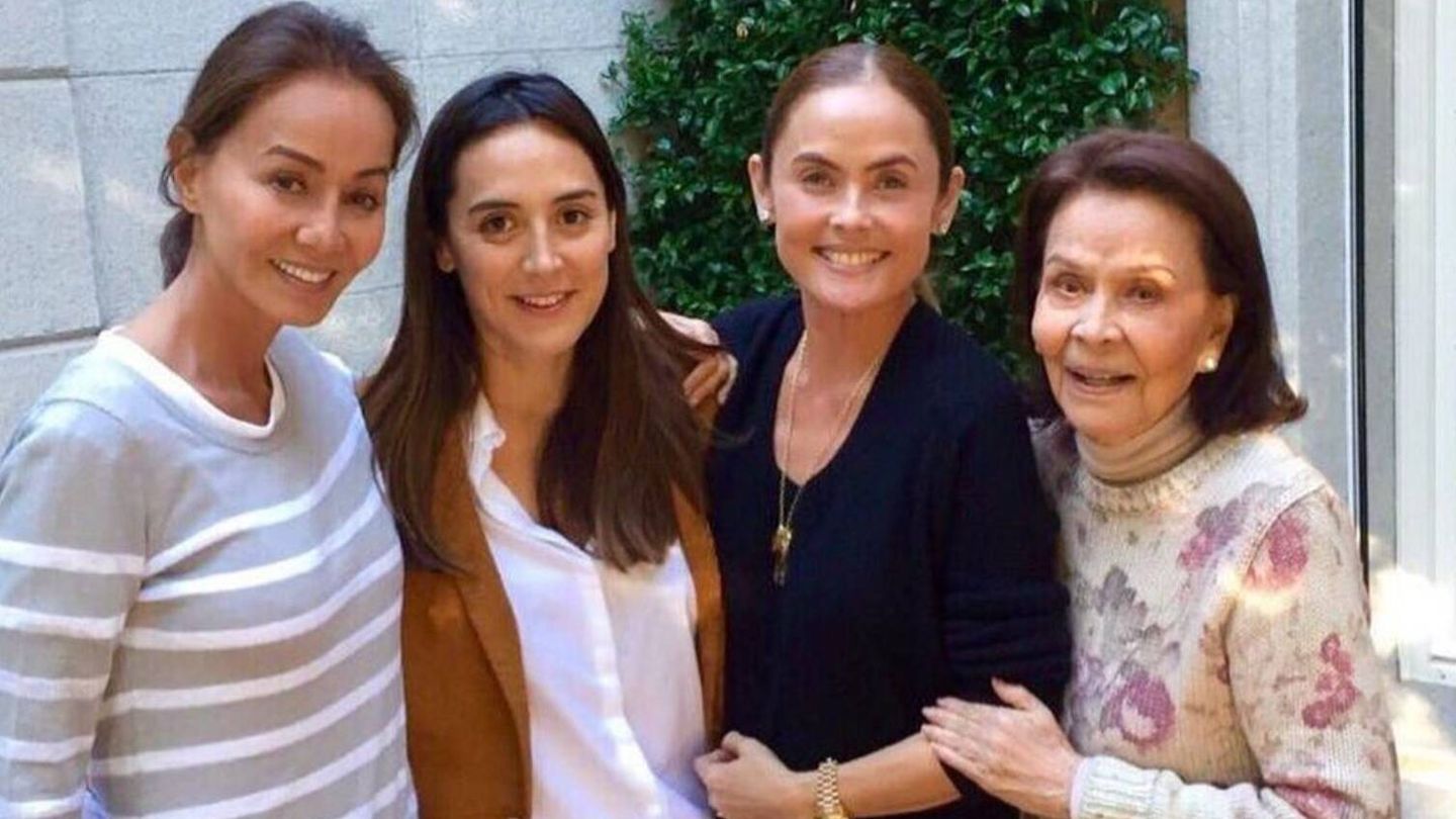 Isabel Preysler, junto a su hija Tamara Falcó, su sobrina Joanna Preysler y su madre, Betty Arrastia. (Instagram/@joannapreyslermanila)