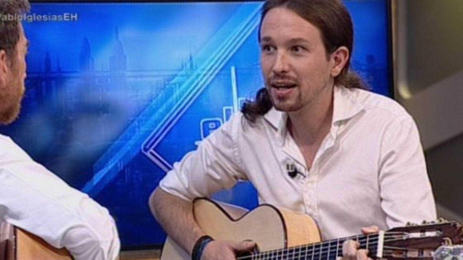 Foto: Pablo Iglesias toca la guitarra en el programa de Pablo Motos. (EFE)