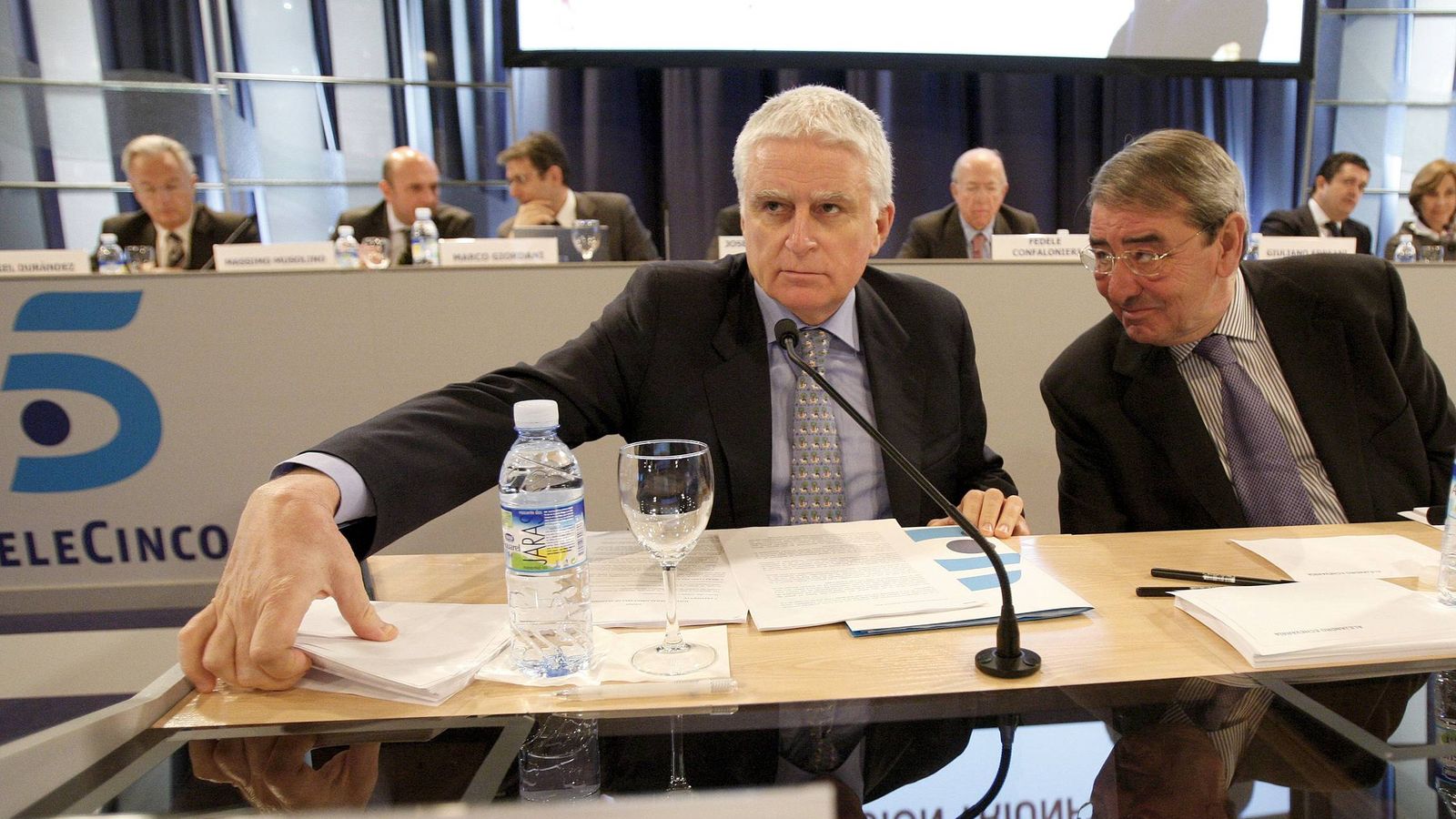 Foto: El consejero delegado de Mediaset, Paolo Vasile, junto a Alejandro Echevarría. (EFE)