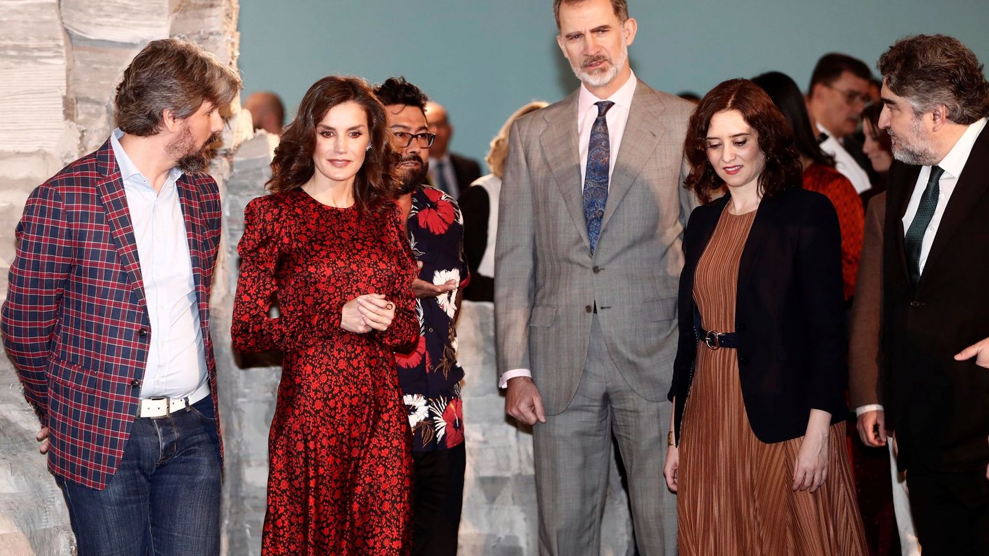 Los reyes Felipe y Letizia, acompañados por la presidenta de la Comunidad de Madrid, Isabel Díaz Ayuso, y el ministro de Cultura, José Manuel Rodríguez Uribes, en ARCO. (EFE)