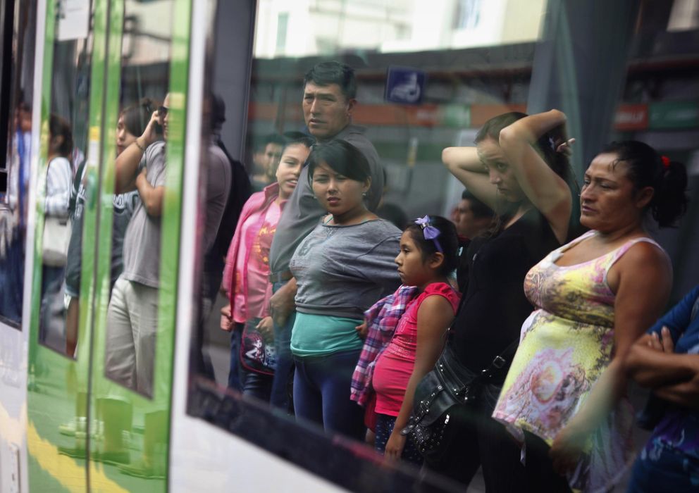 Foto: Ciudadanos esperando la llegada de uno de los convoyes de la línea 1 del Metro de Lima (Reuters)