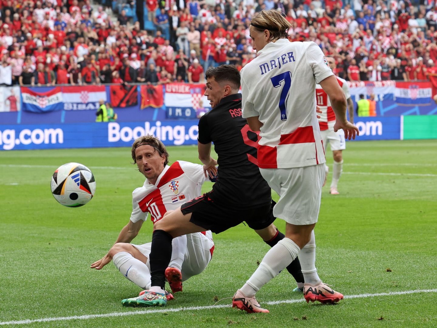 Luka Modric cae al suelo en una acción del partido contra Albania. (EFE EPA ABEDIN TAHERKENAREH)