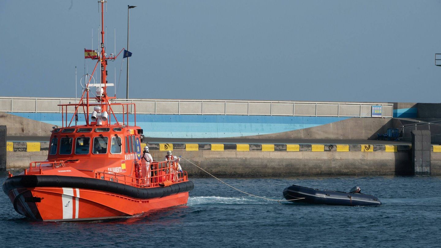 Un barco de Salvamento remolca una lancha neumática en la que viajaban 15 migrantes. (EFE)
