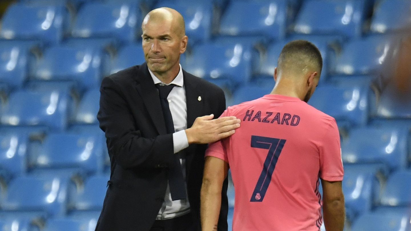 Zidane tiene un gesto de cariño con Hazard tras ser sustituido. (Efe)