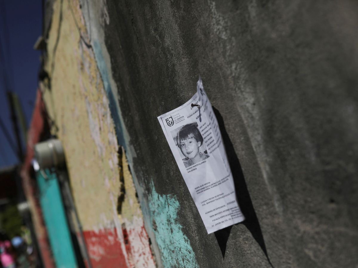 Foto: Cartel de desaparecida de la niña de siete años que ha sido hallada dentro de una bolsa. (Reuters)