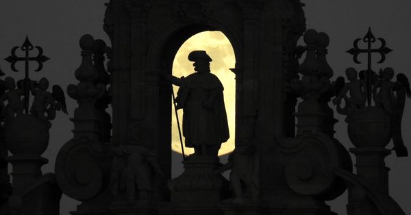 Foto: La luna llena asciende sobre la figura del Apóstol Santiago en la Catedral, en Santiago de Compostela. (Efe)