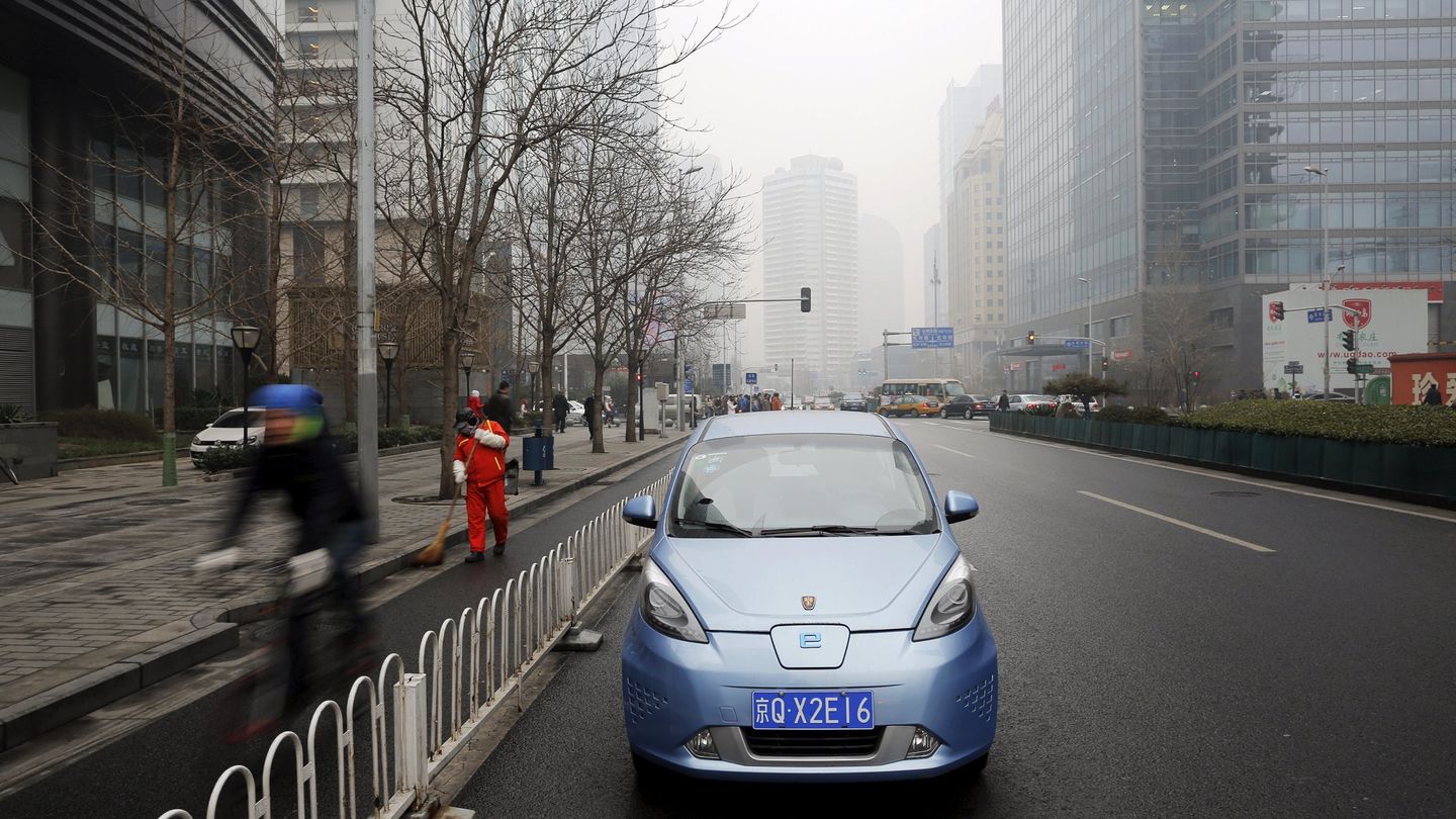 Coche eléctrico en las calles de Pekín. (Reuters)