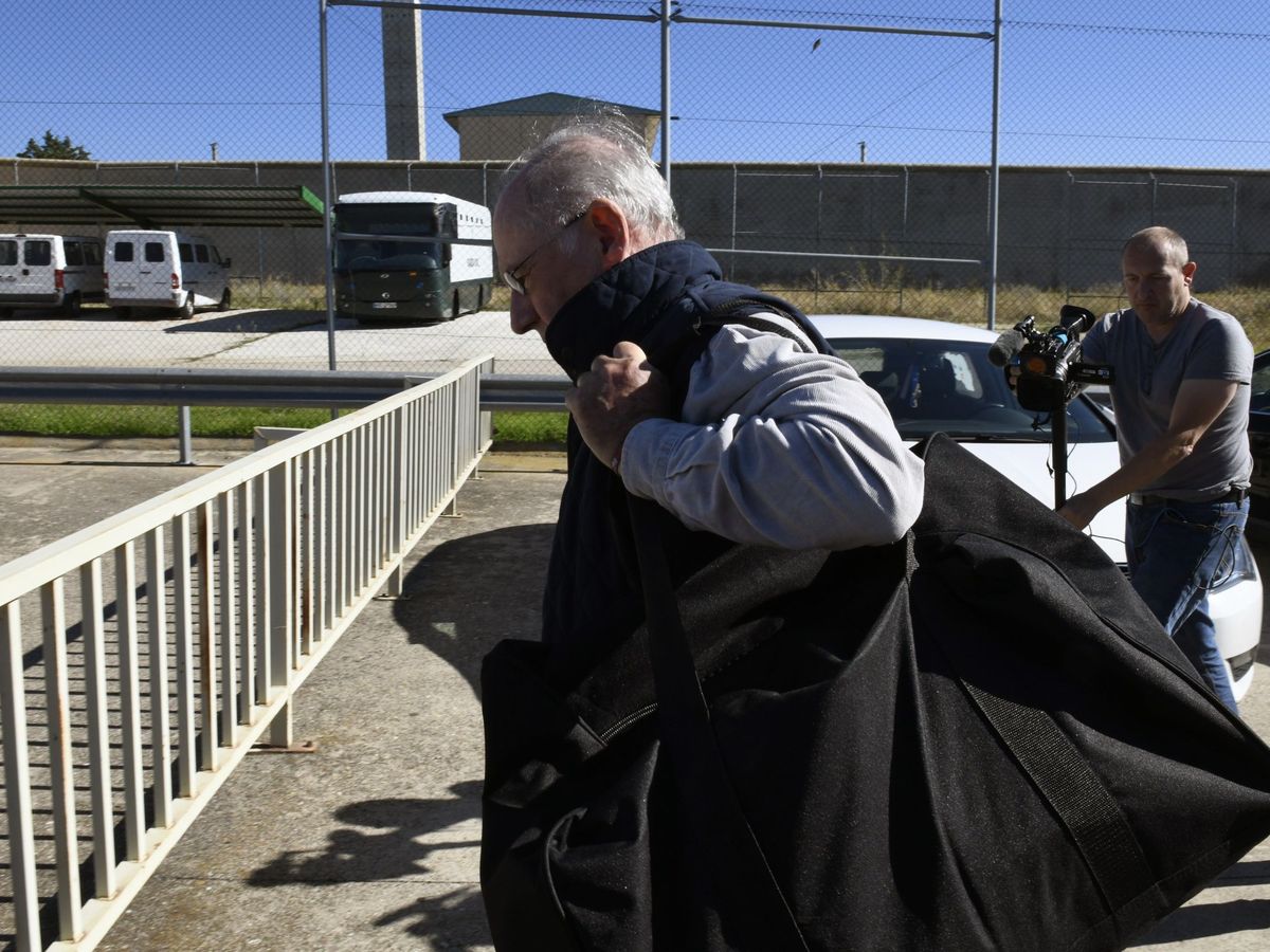 Foto: Rodrigo Rato a su llegada a la prisión madrileña de Soto del Real en octubre de 2018. (EFE)
