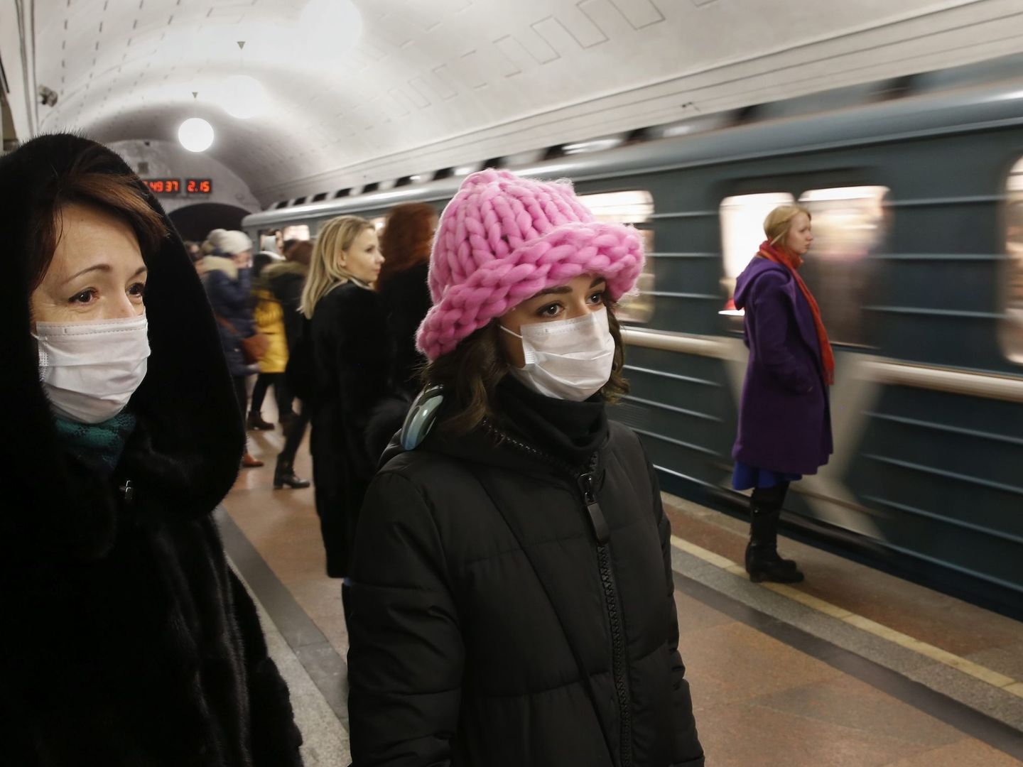Varias mujeres utilizan mascarillas como prevención en Rusia. (EFE)
