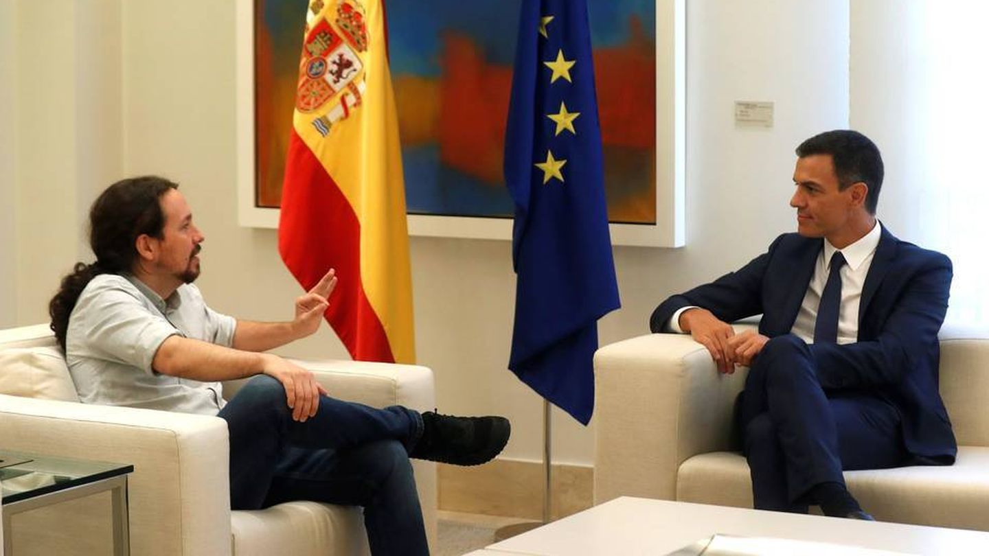 El presidente del Gobierno, Pedro Sánchez, recibe al secretario general de Podemos, Pablo Iglesias, en Moncloa. (EFE)