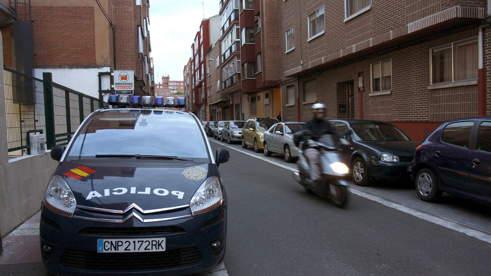 Foto: Imagen de archivo de un coche de Policía en Valladolid. (EFE)