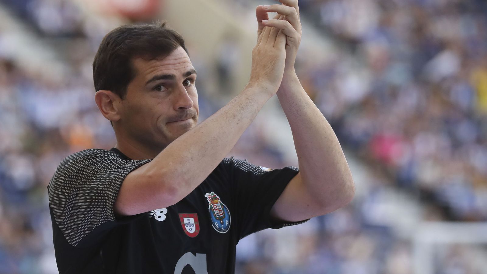 Foto: Iker Casillas saluda a su afición antes del amistoso ante el Newcastle. (EFE)
