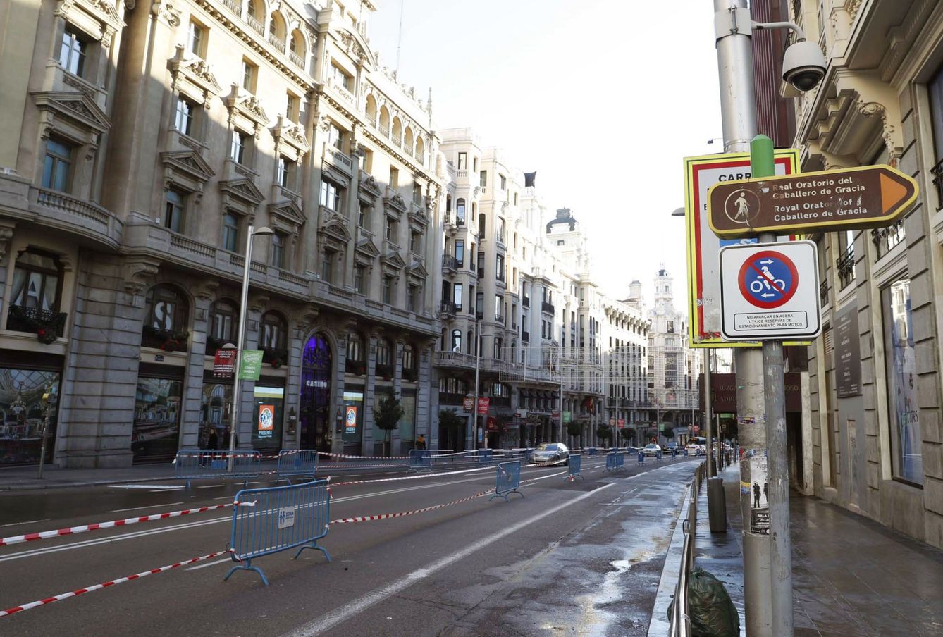 Señal de prohibición de aparcar motocicletas en las aceras de la Gran Vía madrileña. (Efe)