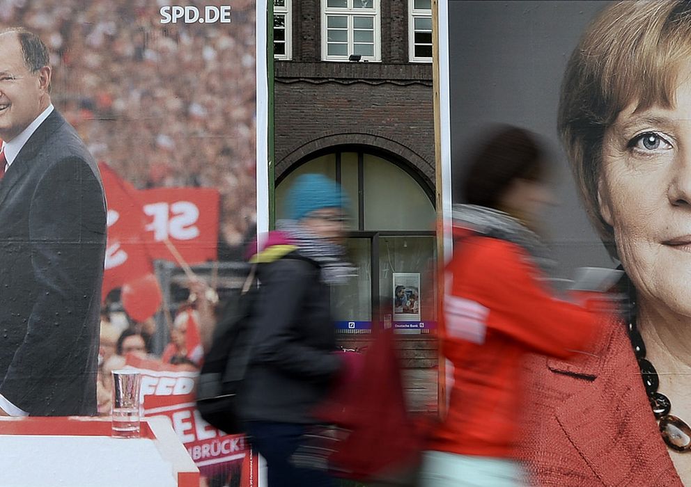 Foto: Jóvenes pasan ante carteles electorales de Steinbrück y Merkel en la ciudad alemana de Hamburgo. (Reuters)