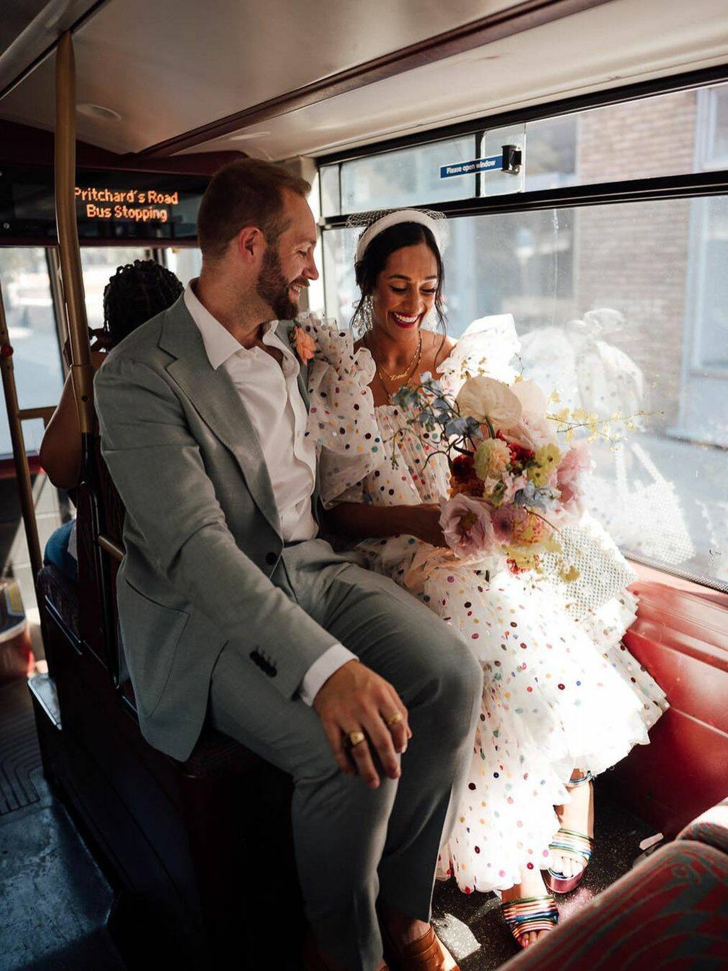 La feliz pareja en un autobús el día de su enlace. (Instagram @heartzeena)