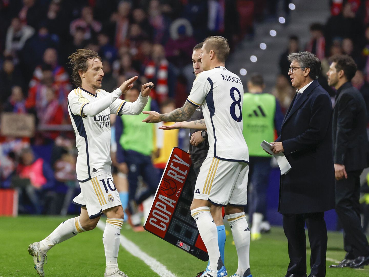 Modric sale del campo y Kroos entra en un partido del Real Madrid. (EFE Juanjo Martín)