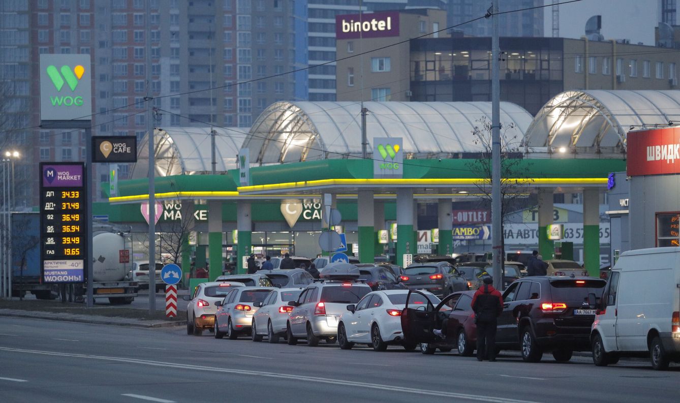 Colas en las gasolineras en Kiev. (EFE/Sergey Dolzhenko)