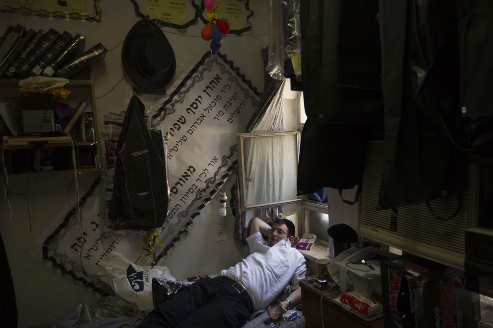 Un ultraortodoxo descansa en su habitación en la Yeshiva Mir de Jerusalén (Reuters).