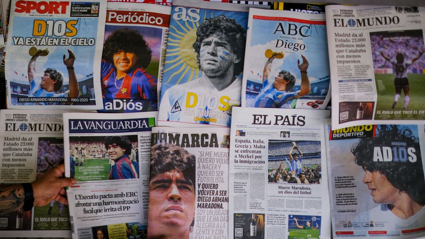 Portadas de los diarios tras el fallecimiento de Maradona. (Reuters/Nacho Doce)