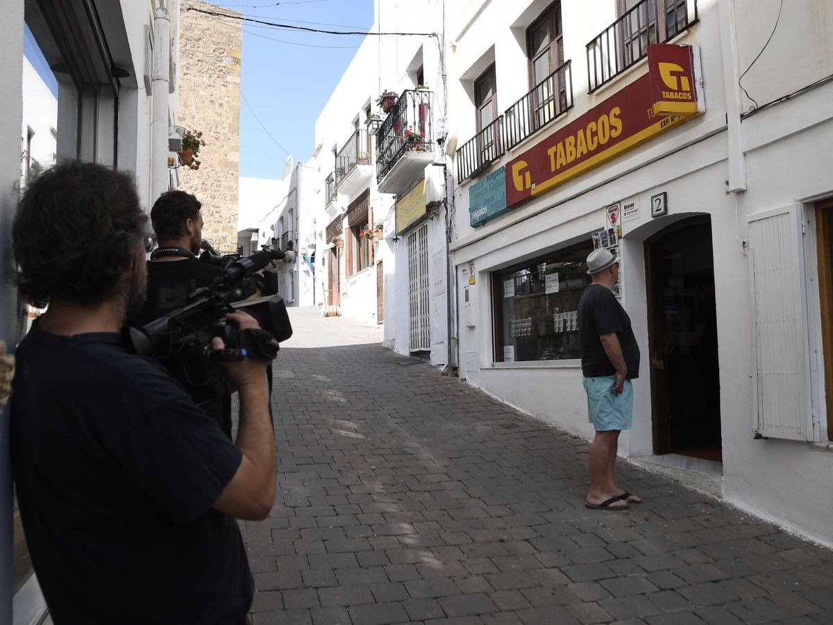 Foto: Estanco de Mojácar ( Almería) localidad donde la trama que supuestamente intentaba comprar votos por correo . (EFE/Carlos Barba)