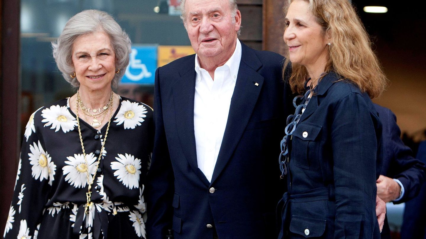 El rey Juan Carlos, la reina Sofía y la infanta Elena a su llegada este viernes a la cena en el Real Club Náutico de Sanxenxo. (EFE)