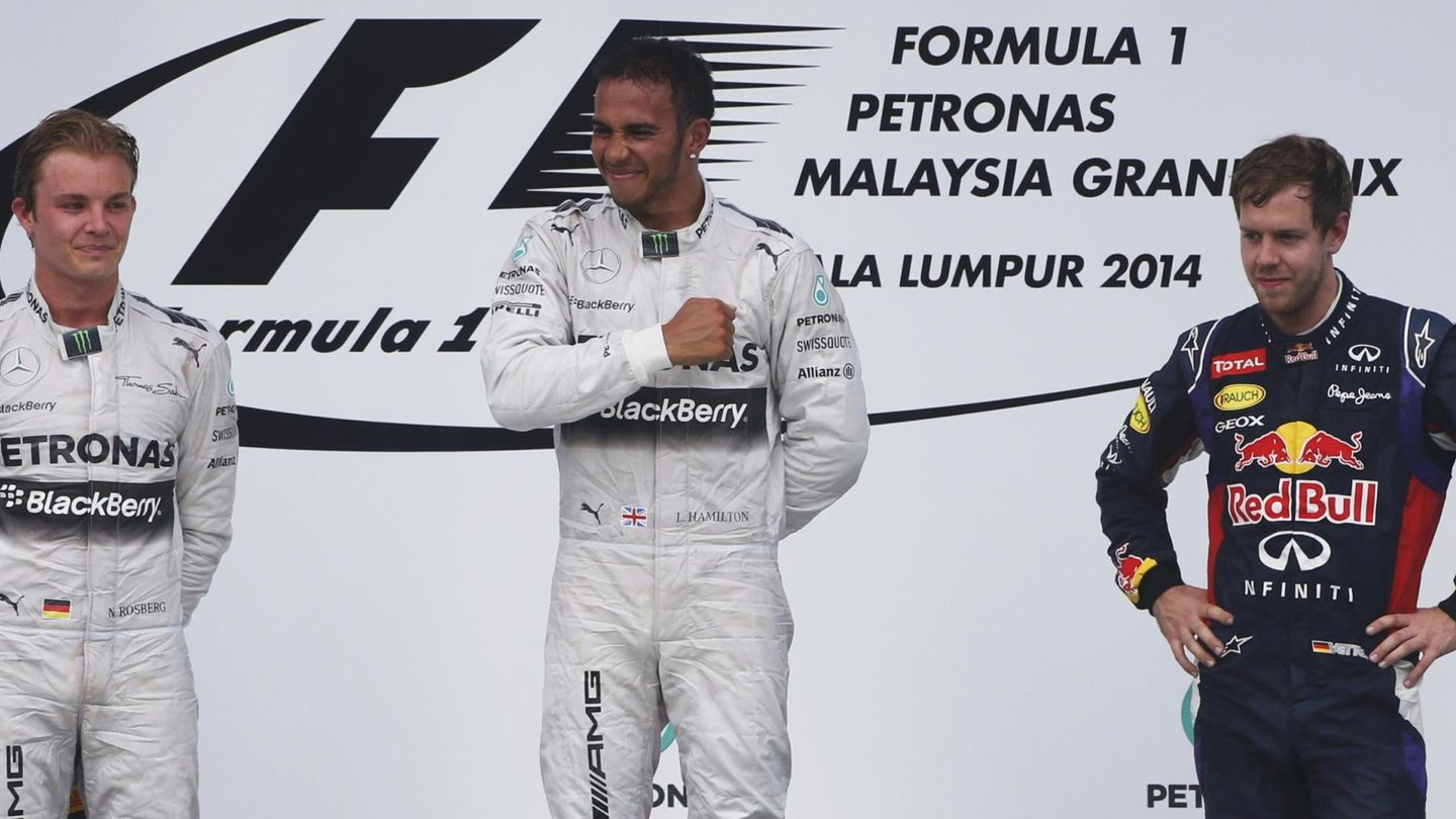 Hamilton (C), Rosberg (i) y Vettel, en el podio del GP de Malasia. (Reuters)