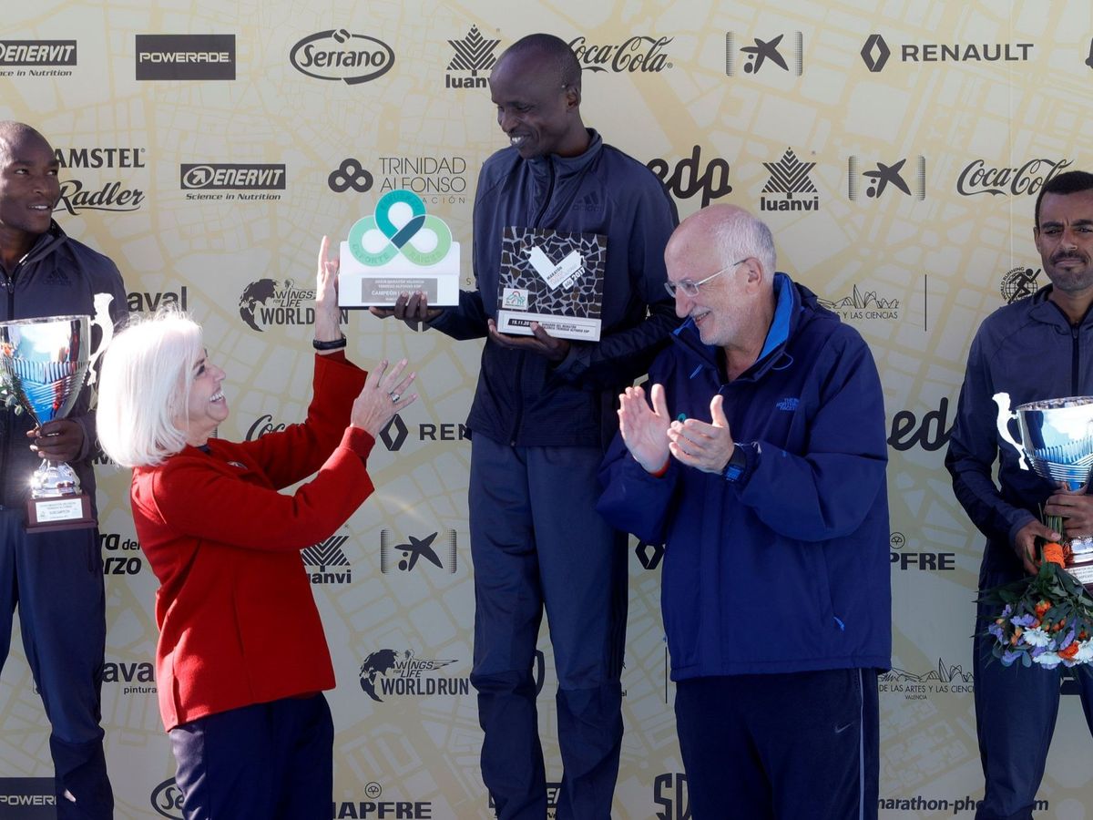 Foto: Hortensia Herrero y Juan Roig entregan un premio al keniano Sammy Kirop Kitwara en la maratón de Valencia de 2017. (EFE) 