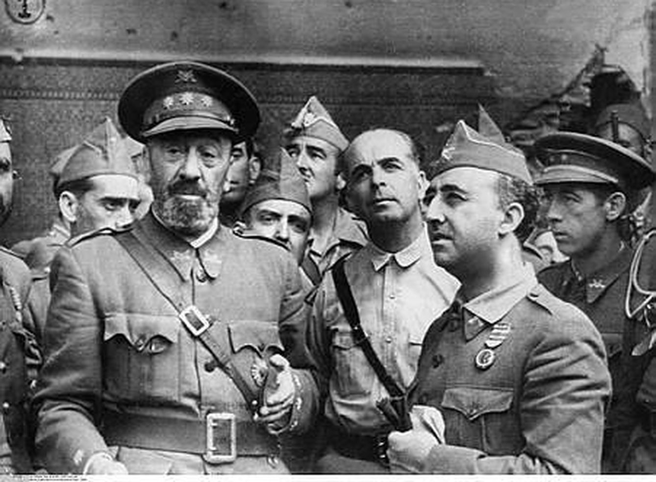 El coronel José Moscardó, el general Varela y Franco el día de la liberación del Alcázar.
