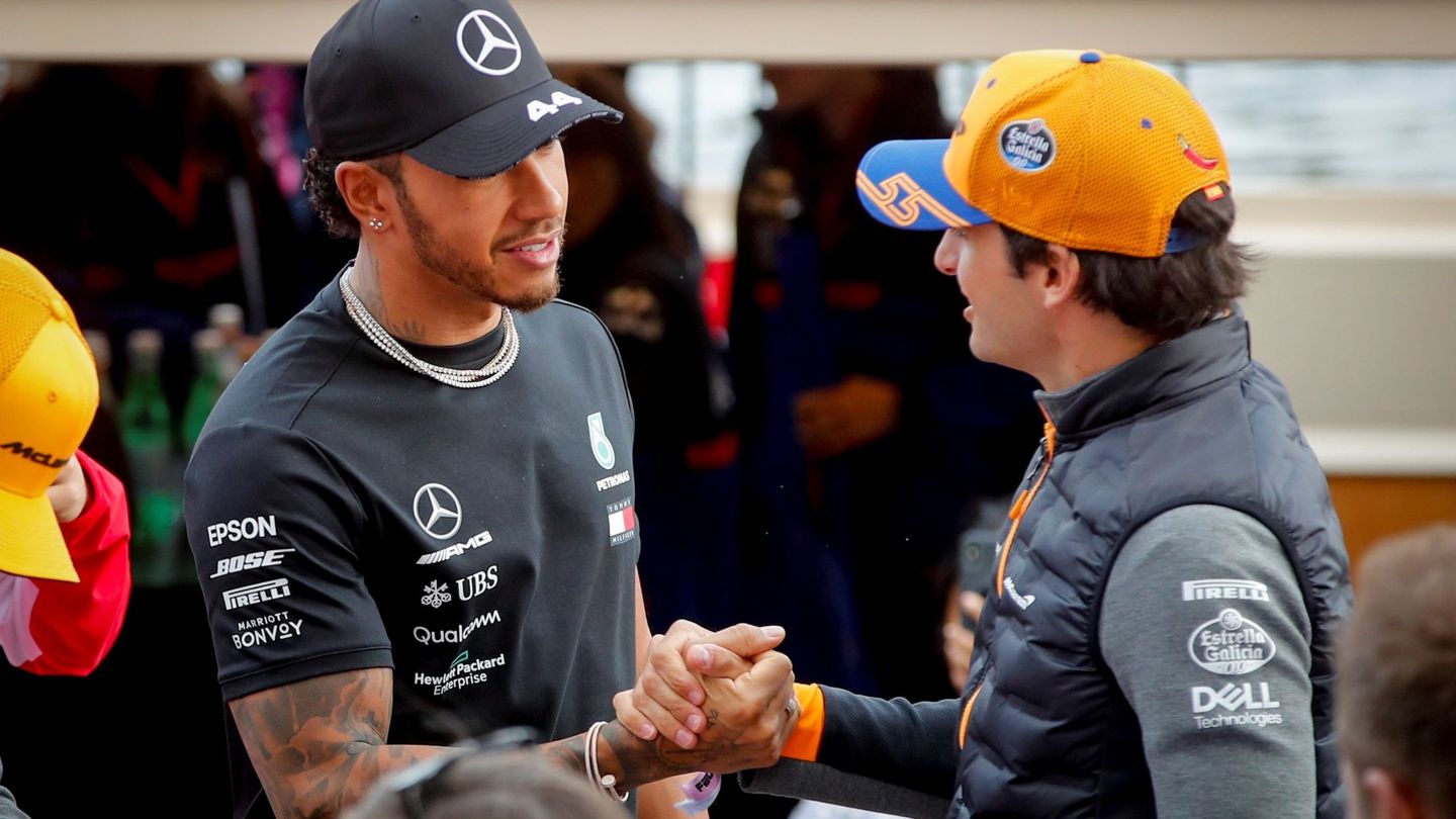 Hamilton saluda a Carlos Sainz en la previa del Gran Premio de Australia. (EFE)