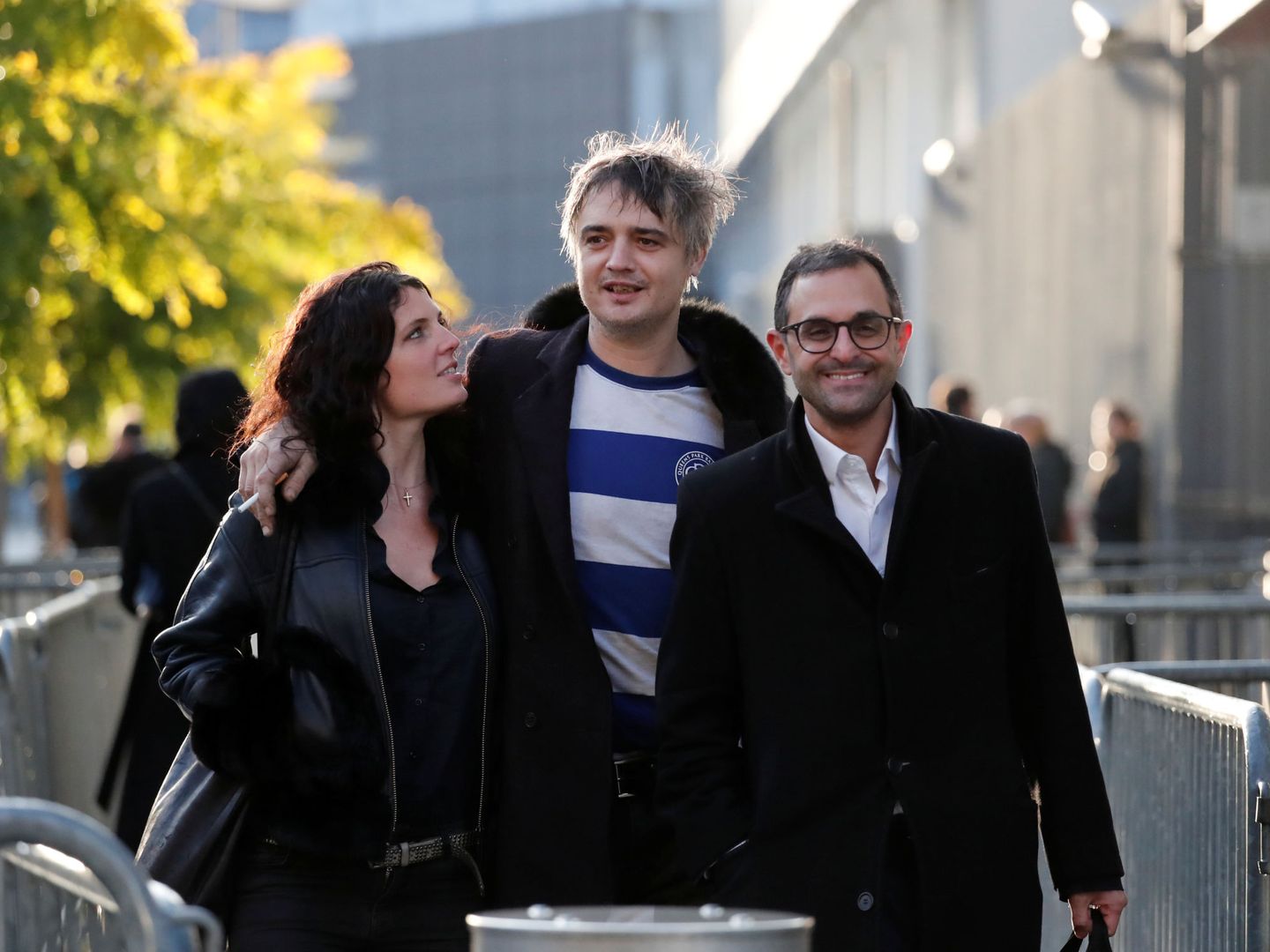 Pete Doherty a su salida de los Juzgados de París, acompañado de una amiga y de su abogado. (Reuters)