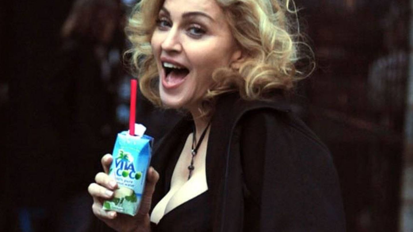 Madonna tomando su agua de coco. 