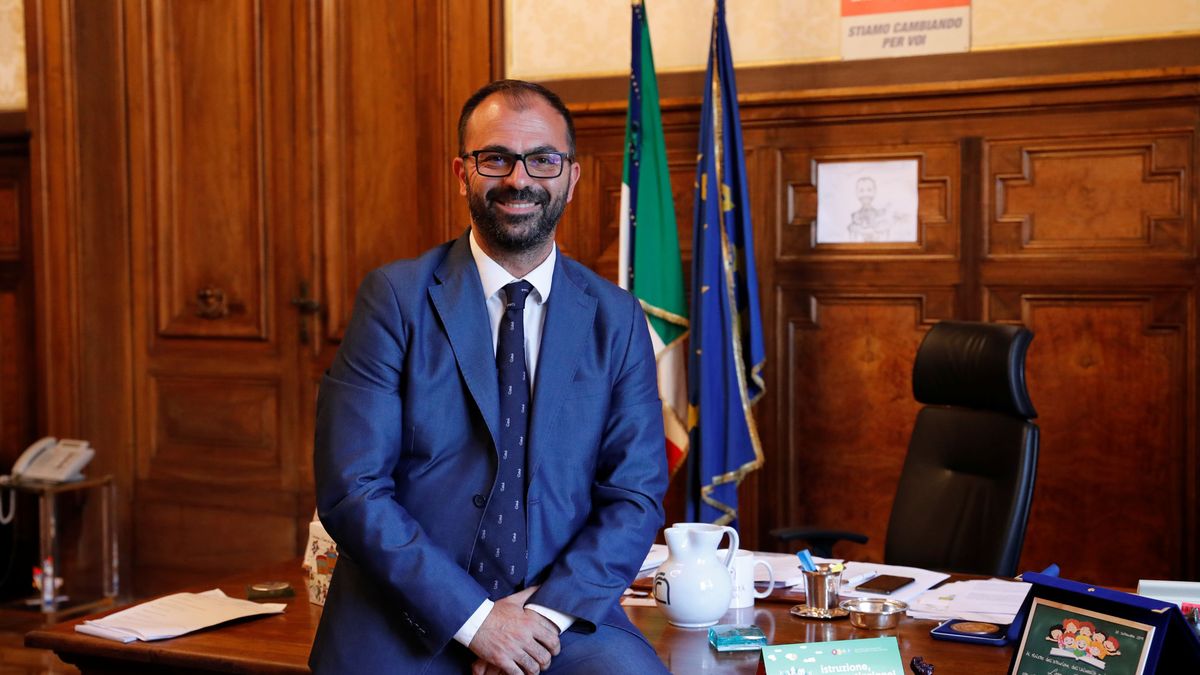 Dimite el ministro de Educación de Italia en protesta por los Presupuestos