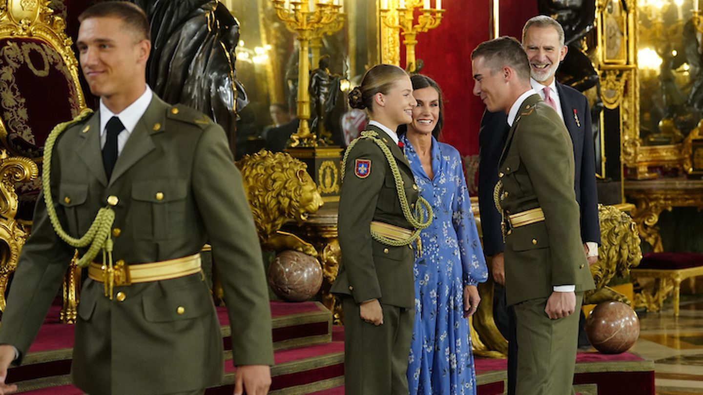 La princesa Leonor saludando a varios jóvenes del Ejército