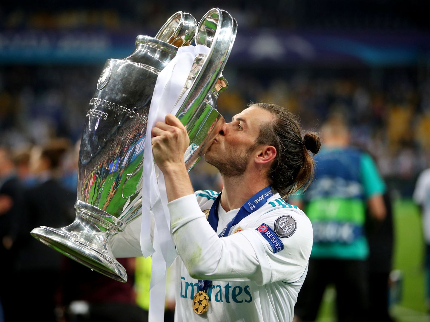 Bale besa el trofeo de la Champions. (EFE)