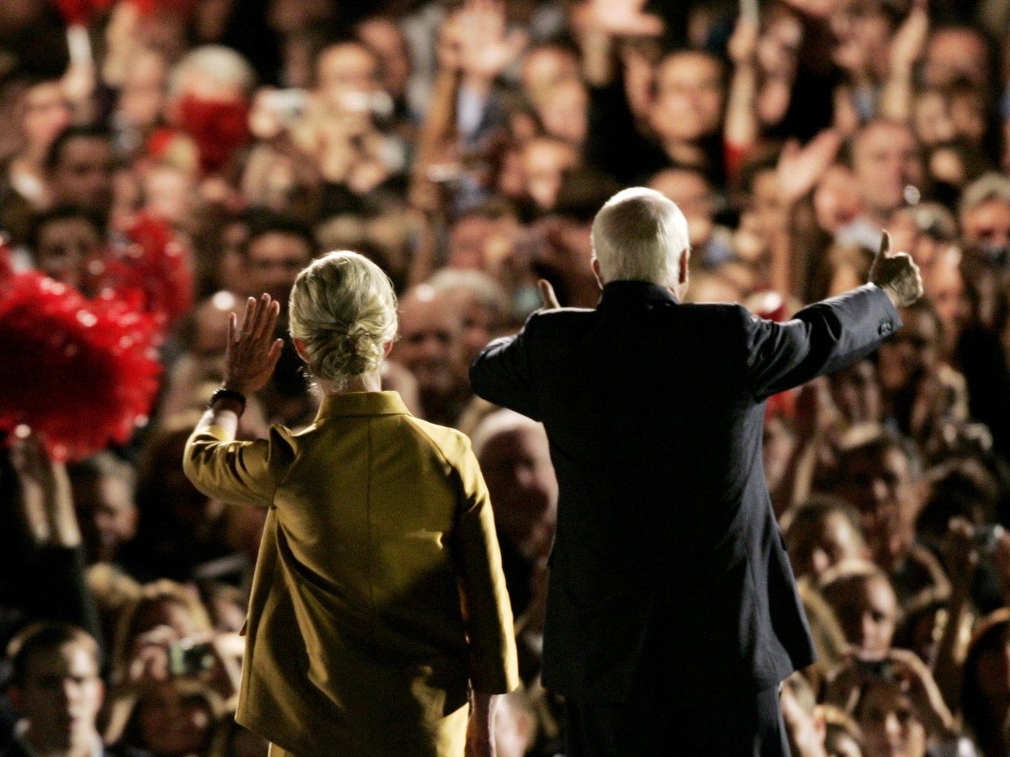 McCain y su esposa Cindy en un mitin en Phoenix, durante la campaña electoral de 2008. (Reuters)