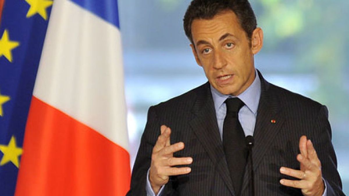 ¿Cerrarán Saint Denis? Sarkozy se enfada por pitar el himno interpretado por una cantante de origen tunecino