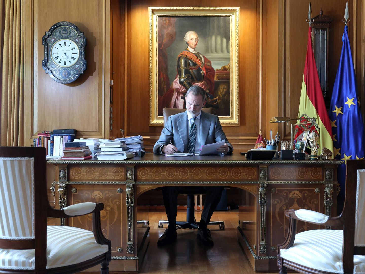 El rey Felipe, trabajando en su despacho. (Casa de S. M. el Rey)