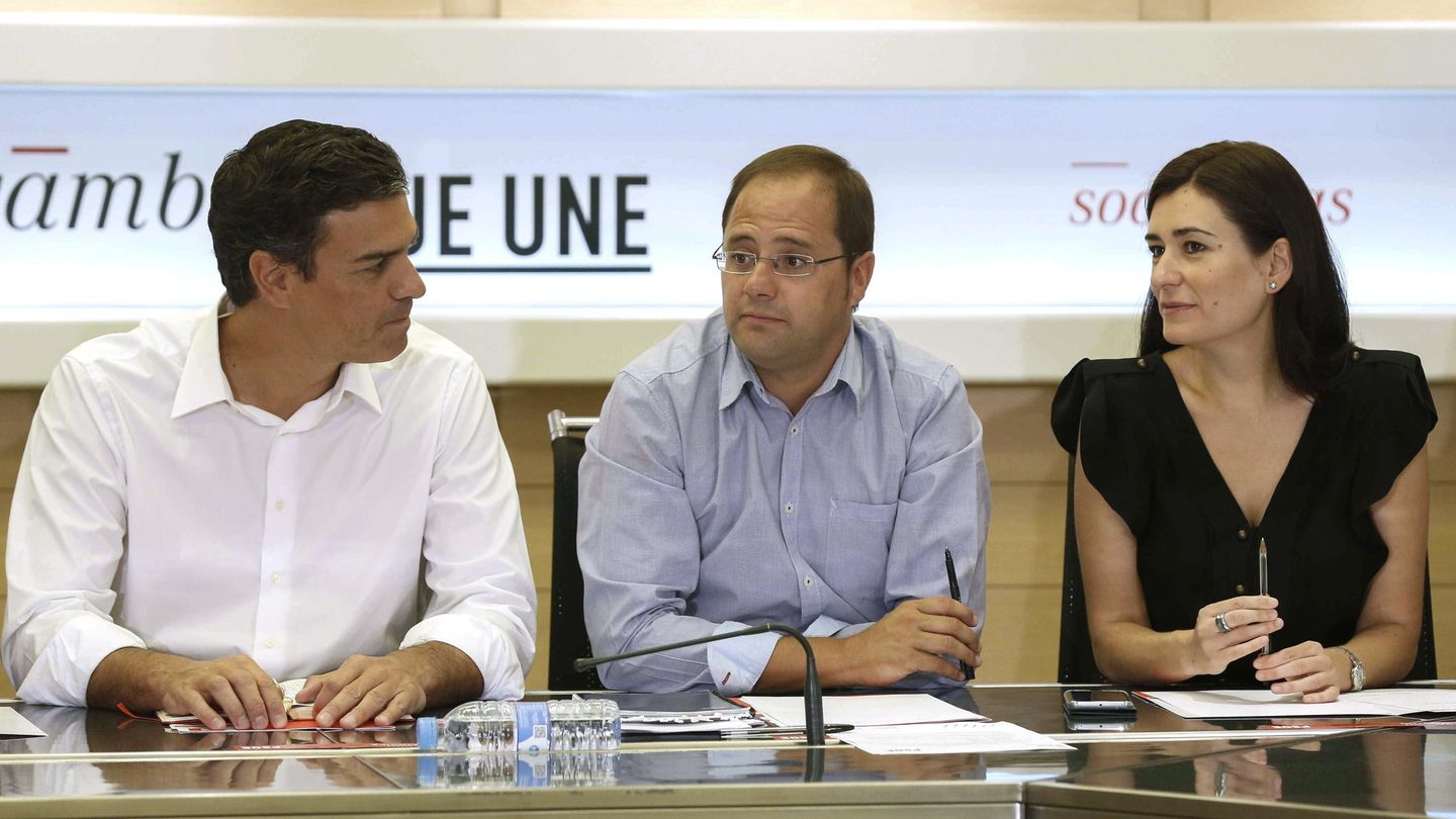 Pedro Sánchez (i), César Luena (c) y la entonces secretaria de Igualdad, Carmen Montón. (EFE)
