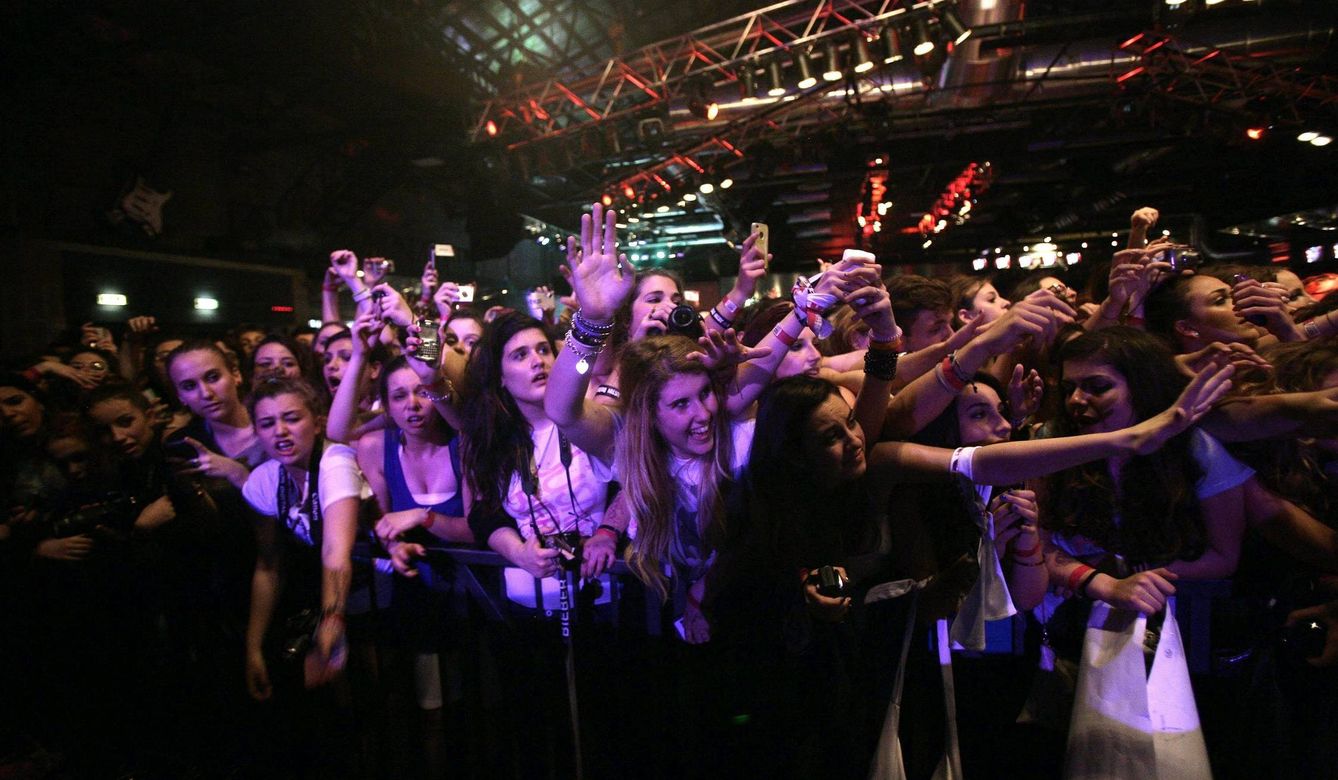 Cientos de jóvenes durante un concierto de Justin Bieber en Milán, Italia,en 2012. EFE/Matteo Bazzi