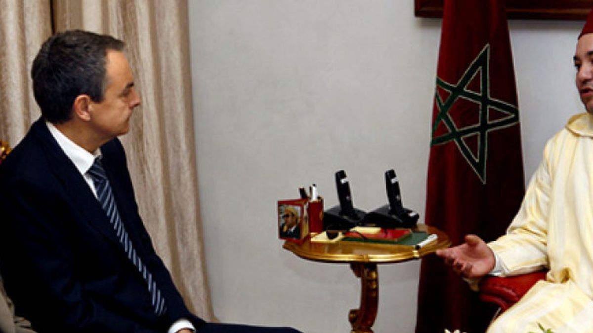 Marruecos recibe a Zapatero con una veintena de banderas del Reino y una minúscula española