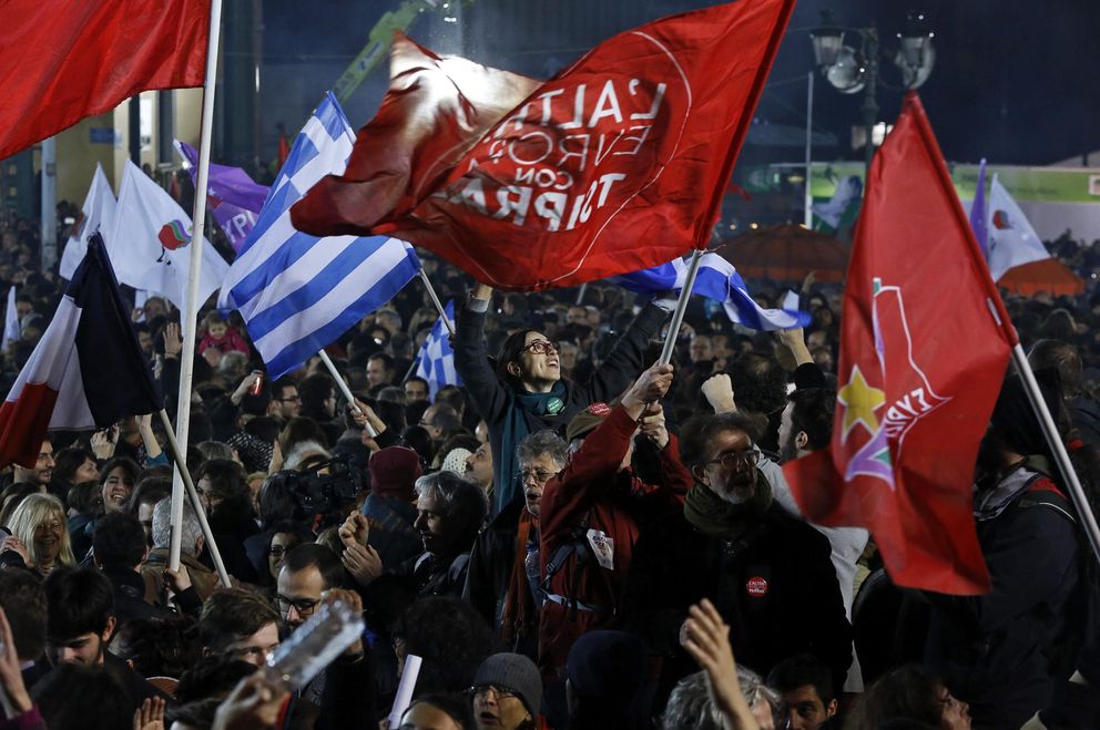 Simpatizantes de Syriza celebran la victoria electoral en las calles de Atenas (Reuters).