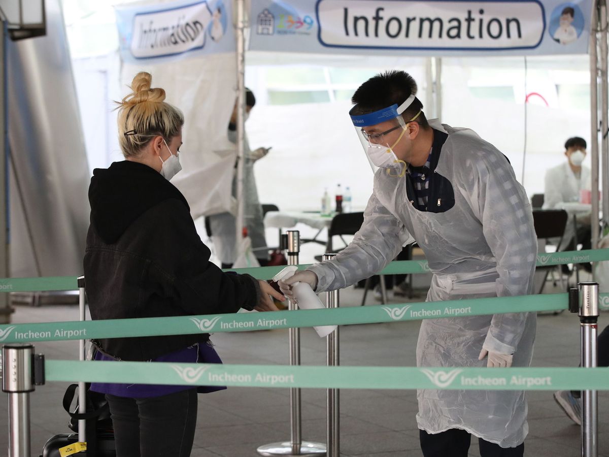 Foto: Una ciudadana extranjera se somete a un test antes de entrar en Corea del Sur. (EFE)