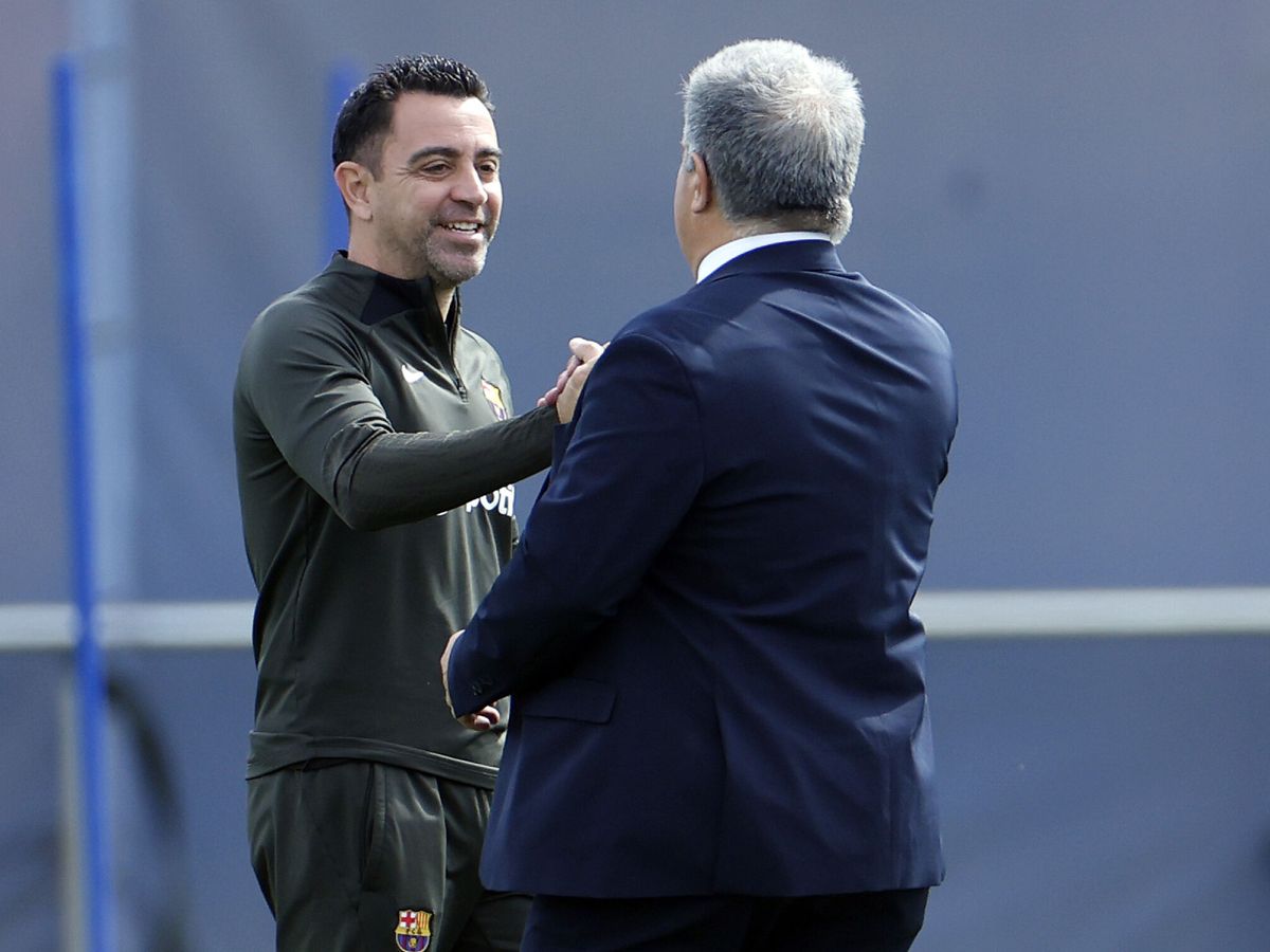 Foto: Laporta saluda a Xavi durante un entrenamiento. (EFE/Alberto Estévez)