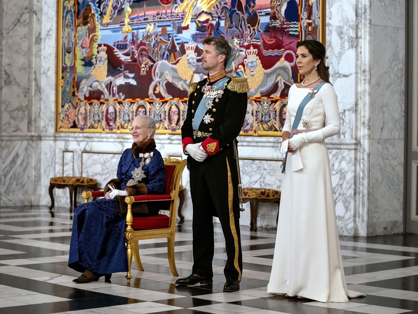 Federico y Mary, junto a la reina Margarita en la recepción de Año Nuevo. (EFE)